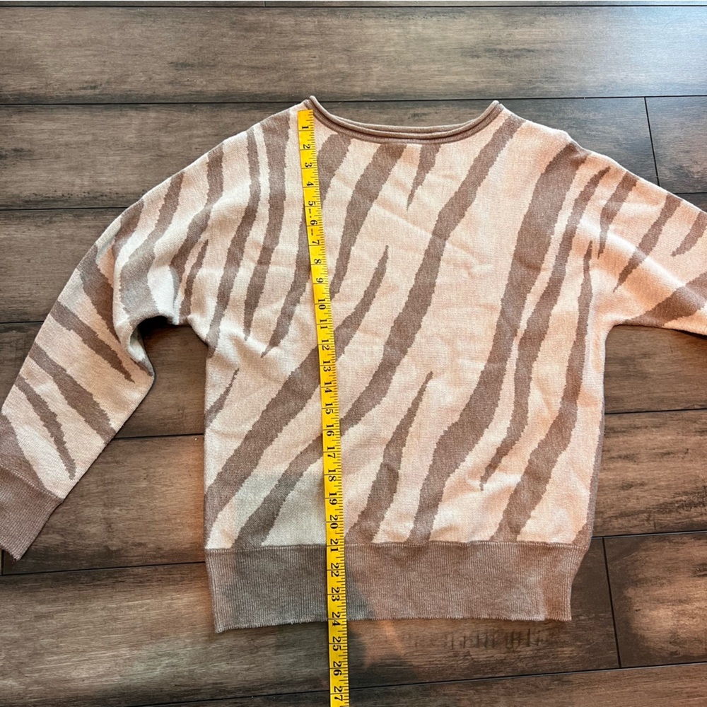 Tahari Beige Zebra-Print Crewneck Sweater - Women’s Medium - Picture 4 of 5